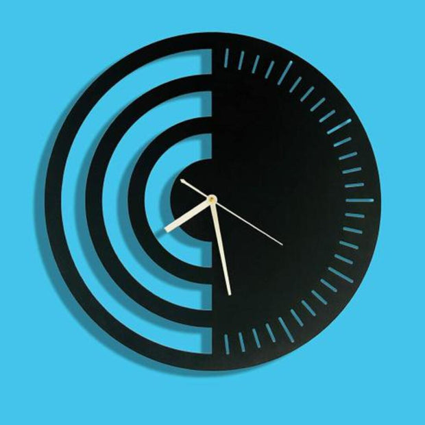 MINIMALISTIC CIRCULAR LUXURIOUS RAVEN WALL CLOCK
