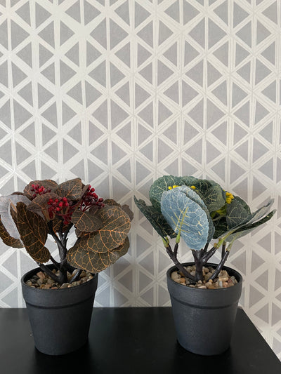 BLACK FIBER PLANT POT WITH BROWN LEAVES