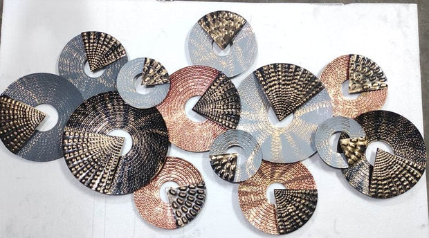 EXTRAORDINARILY DESIGNED MULTI-COLORED METAL WALL DÉCOR