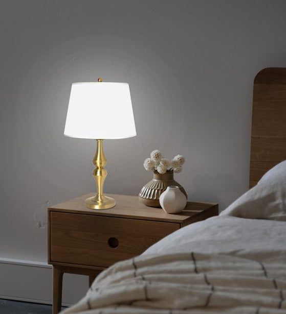 CUSTOMARY ANTIQUE BRASS TABLE LAMP